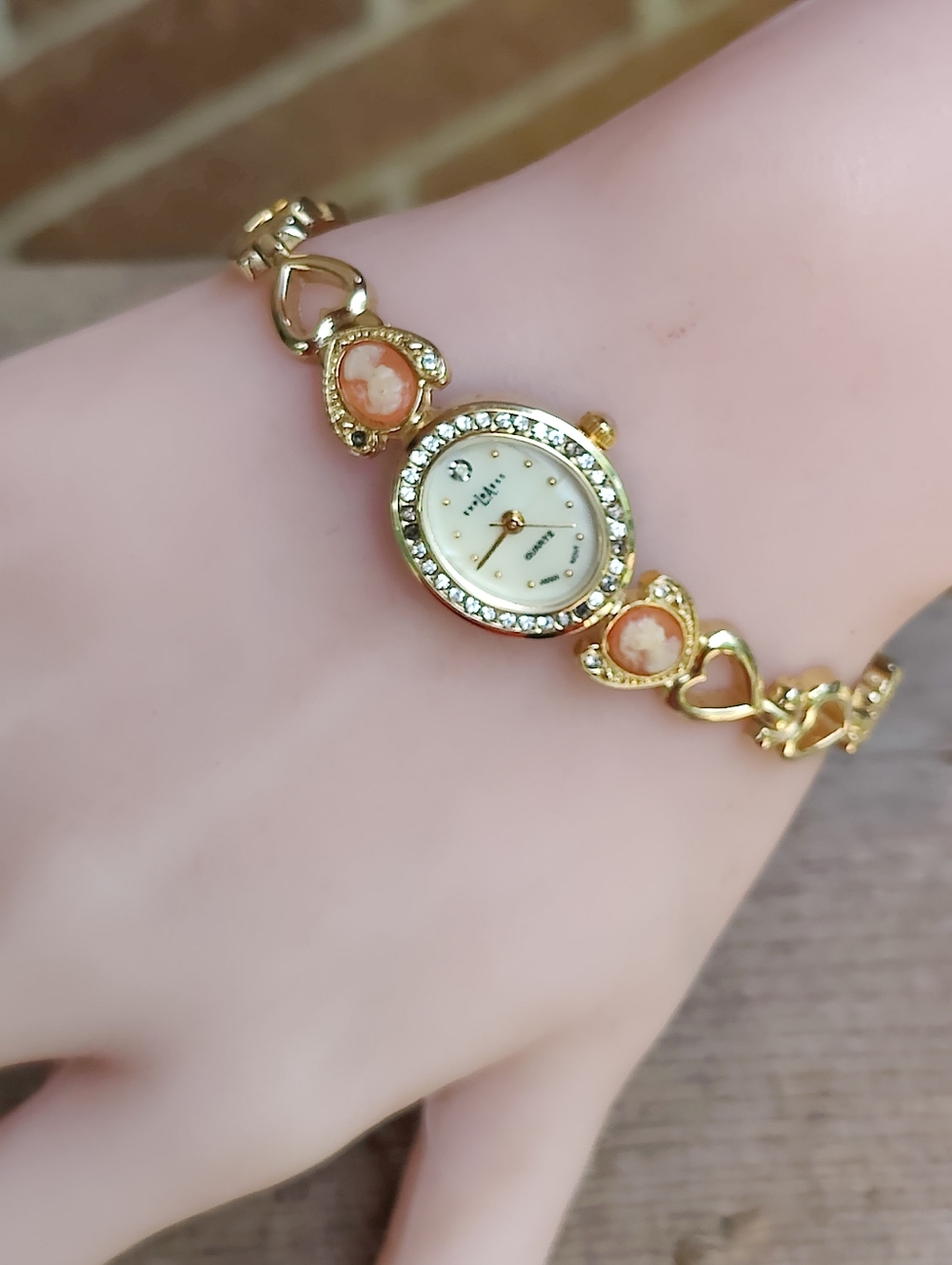 Vintage LA Express Cameo Watch - Picture 8 of 9